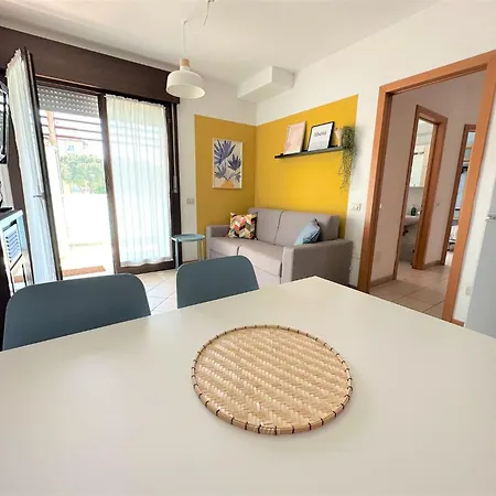 Apartament Bright Near The *