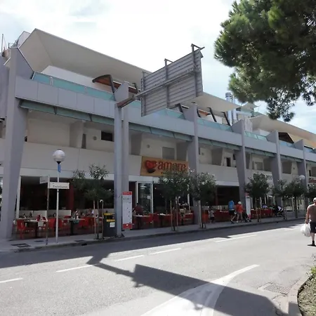 Apartament Bright Near The *